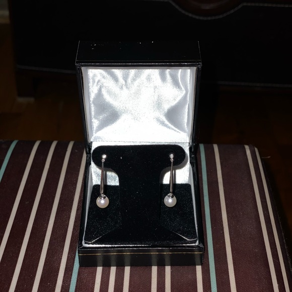 14 K white gold dangle pearl earrings - Picture 2 of 6